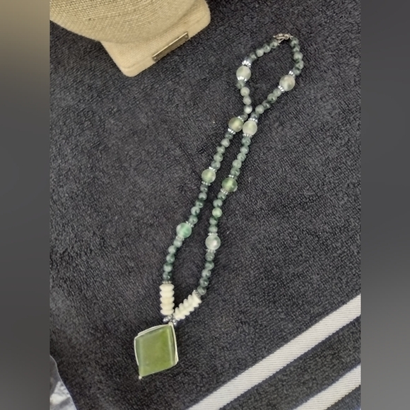 Handmade Vintage Jade and Green Bead Necklace - Picture 5 of 7